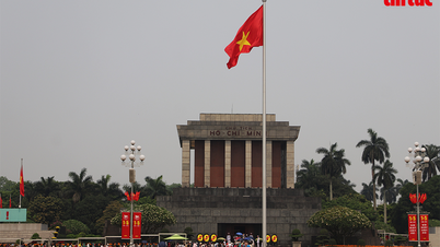 ជួរ​ដ៏​វែង​នៃ​មនុស្ស​ចូល​ទៅ​ក្នុង​ផ្នូរ​របស់​ពូ​ហូ នៅ​ថ្ងៃ​ឈប់​សម្រាក​ថ្ងៃ​ទី​៣០ ខែ​មេសា