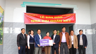 Bàn giao 2 căn nhà đại đoàn kết cho hộ nghèo Đắk Song