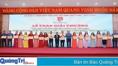 Awarding the "Outstanding Young Teacher" Award and honoring excellent students