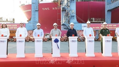 NTO - Thủ tướng dự Lễ phát lệnh làm hàng đầu Xuân tại Cảng quốc tế Tân Cảng