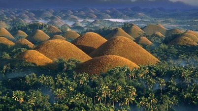 Die Reihe der hügeligen Chocolate Hills sind so schön wie Wunder der Philippinen