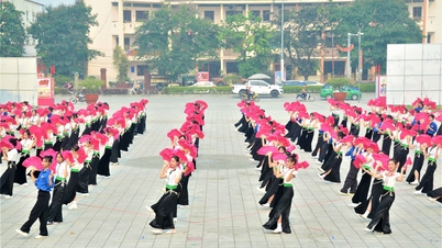 2,200 Dien Bien students perform folk dances and street dances