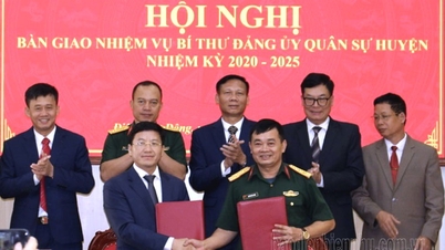 Handing over the duties of Secretary of Dien Bien Dong District Party Committee for the 2020-2025 term