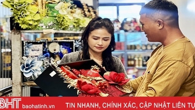ទីផ្សារកន្ត្រកអំណោយ Tet មានភាពអ៊ូអរក្នុងរដូវកាលនេះ។