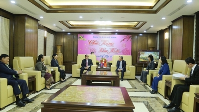 លេខាបក្សខេត្តទទួលគណៈប្រតិភូជាន់ខ្ពស់គណបក្សប្រជាជនកម្ពុជា។