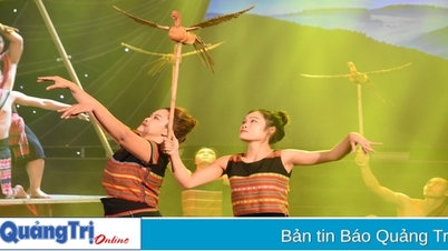 សំលៀកបំពាក់ប្រពៃណីដ៏គួរឱ្យចាប់អារម្មណ៍ និងបទចម្រៀងពីព្រៃដ៏អស្ចារ្យ
