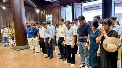 Thứ trưởng Bộ Y tế Trần Văn Thuấn dâng hương tưởng niệm anh hùng liệt sĩ tại Điện Biên