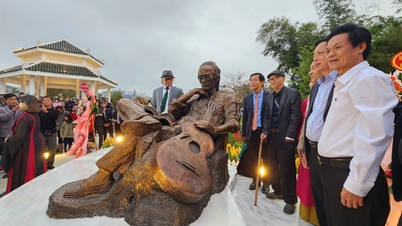 Khánh thành tượng Trịnh Công Sơn bên dòng sông Hương