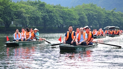 Delegation of cadres and students of the Central Party Committee's Planning Cadre Training Course conducted a field survey in Ninh Binh