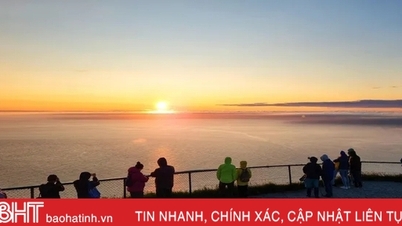 Du khách đổ đi xem khoảnh khắc kỳ thú mặt trời mọc và lặn cùng lúc