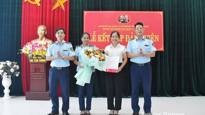 មន្ត្រីនៃនាយកដ្ឋានគ្រប់គ្រងទីផ្សារ Tuyen Quang សិក្សា និងធ្វើតាមពូហូ