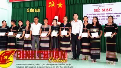 ប្រគល់វិញ្ញាបនបត្រដល់សិស្សនៃថ្នាក់បង្រៀនសិល្បៈប្រជាប្រិយ Kho