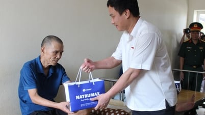 Đồng chí Chủ tịch UBND tỉnh Hải Dương Triệu Thế Hùng thăm, tặng quà người có công