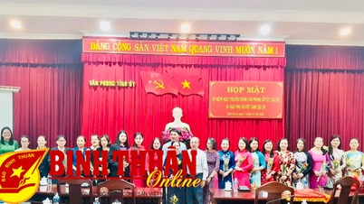 Reunión para celebrar el Día Tradicional de la Oficina del Comité del Partido y el Día de la Fundación de la Unión de Mujeres de Vietnam