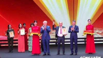 អ្នកសារព័ត៌មាន និងសារព័ត៌មានទស្សនៈសាធារណៈបានឈ្នះពានរង្វាន់ B ក្នុងកម្មវិធី Golden Hammer and Sickle Award លើកទី៩