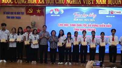 ប្រគល់អាហារូបករណ៍របស់មូលនិធិ Vu A Dinh និងក្លឹប Hoang Sa - Truong Sa ដល់និស្សិតជនជាតិភាគតិច និងនិស្សិតកោះ