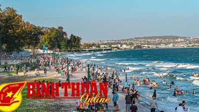អ្នក​ទេសចរ​សម្រុក​ទៅ​ឆ្នេរ Phan Thiet