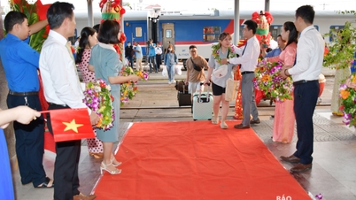 Đón và tặng hoa khách đi tàu chất lượng cao SE22 chặng Thành phố Hồ Chí Minh - Đà Nẵng