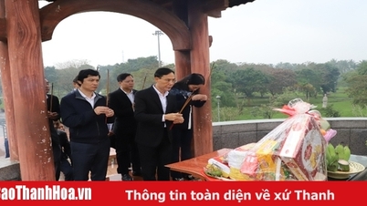 คณะผู้แทนจังหวัด Thanh Hoa ถวายธูปเทียนที่ป้อมปราการ Quang Tri และอนุสาวรีย์ของกองร้อย Mai Quoc Ca ผู้กล้าหาญ
