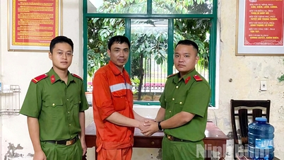 Cán bộ chiến sĩ Tổ Cảnh sát Bảo vệ mục tiêu ứng cứu kịp thời giúp người dân gặp nạn qua cơn nguy kịch