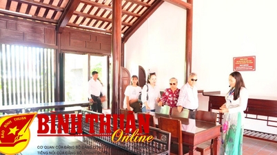 Comrade Chan-xi Pho-xi-kham offered incense and visited President Ho Chi Minh at Ho Chi Minh Museum - Binh Thuan Branch