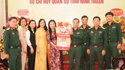 សមមិត្ត Chamaléa Thi Thuy សមាជិកគណៈកម្មាធិការបក្សខេត្ត ប្រធានគណៈកម្មការចលនាមហាជនខេត្ត បានអញ្ជើញចុះសួរសុខទុក្ខ និងអបអរសាទរដល់បញ្ជាការដ្ឋានកងរាជអាវុធហត្ថខេត្ត។