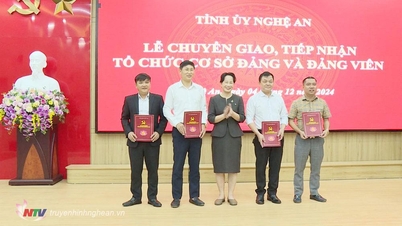 Transferring and receiving 20 grassroots Party organizations to the Party Committee of the Enterprise Bloc