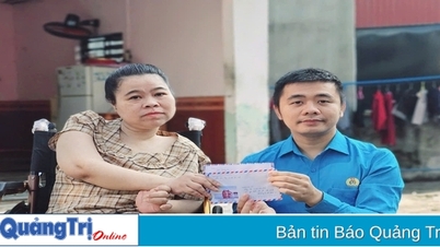 Trao tặng xe lăn và 2 triệu đồng cho nhân vật trong chuyên mục “Địa chỉ cần giúp đỡ”
