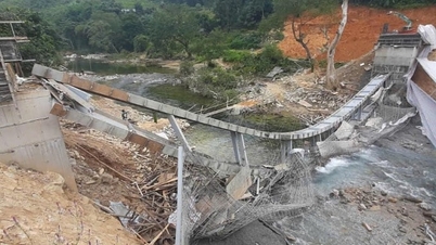 Cầu đang xây dựng bất ngờ đổ sập ở Hà Giang