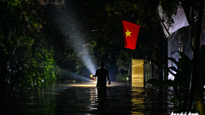 The Red River is vast, people in the central district of Hanoi stay up all night to escape the flood.