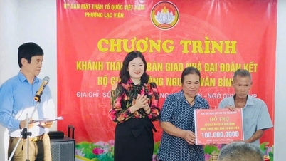 Inauguration and handover of Great Solidarity houses to disadvantaged households in Lac Vien ward