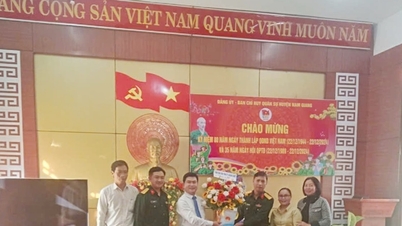 គណៈ​កម្មាធិការ​ចលនា​មហាជន​នៃ​គណៈ​កម្មាធិការ​បក្ស​ខេត្ត​បាន​ទៅ​សួរ​សុខ​ទុក្ខ​ទីបញ្ជាការ​យោធា​ស្រុក Nam Giang