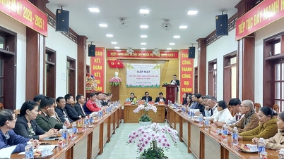 Nam Giang meets with religious dignitaries on the occasion of Tet At Ty