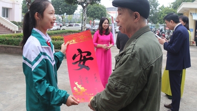 Thư viện tỉnh Hải Dương khai mạc trưng bày báo xuân Giáp Thìn và triển lãm thư pháp Hán Nôm