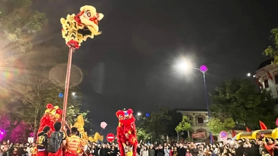 Fun lion dance at walking street, Bach Dang night market on the occasion of Tet Giap Thin