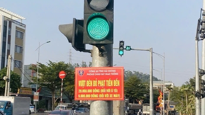 Die Polizei von Hai Duong stellt Propagandaschilder mit Bußgeldern für das Überfahren roter Ampeln auf
