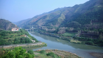 Asta de la bandera de Lung Po, donde el río Rojo desemboca en Vietnam