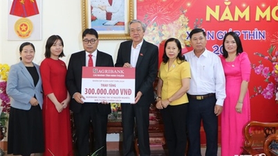 គណៈកម្មាធិការរណសិរ្សមាតុភូមិវៀតណាមនៃខេត្តបានទទួលថវិកាចំនួន ៣០០លានដុង ដើម្បីឧបត្ថម្ភអំណោយបុណ្យតេតដល់ជនក្រីក្រ។