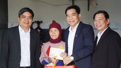 Chủ tịch UBND tỉnh Lê Văn Dũng thăm, chúc tết tại huyện Phước Sơn