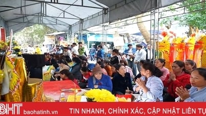 ភ្ញៀវទេសចរណ៍ជាច្រើនមកទស្សនាប្រាសាទ Cho Cui ក្នុងឱកាសរំលឹកខួបមរណភាពរបស់លោក Quan Hoang Muoi។