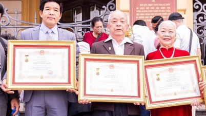 “Đời nghệ sĩ như kiếp tằm nhả tơ…”