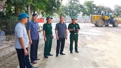 Phó Chủ tịch UBND tỉnh Hoàng Việt Phương kiểm tra, động viên cán bộ chiến sỹ khắc phục hậu quả mưa lũ