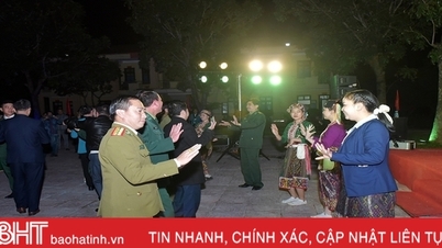 ស្នេហាវៀតណាម-ឡាវដ៏កក់ក្តៅ ប្រារព្ធពិធីជប់លៀង និងនិទាឃរដូវនៅច្រកទ្វារព្រំដែន Cau Treo