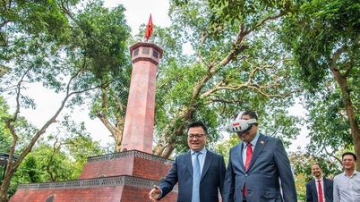 ស្រូប​ខ្លួន​ឯង​ក្នុង​បរិយាកាស​ដណ្តើម​យក​រាជធានី​ក្នុង​ការ​តាំង​ពិព័រណ៍ 3D របស់​កាសែត Nhan Dan