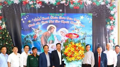 សមមិត្ត Luu Van Trung អបអរសាទរគណៈកម្មាធិការសាមគ្គីកាតូលិកខេត្ត Dak Nong ក្នុងថ្ងៃបុណ្យណូអែល