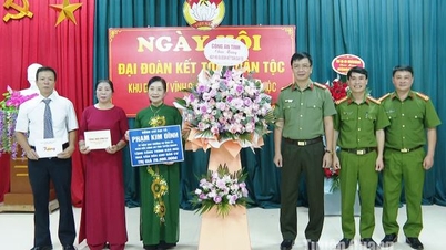 ស្នងការនគរបាលខេត្ត Pham Kim Dinh បានចូលរួមពិធីបង្រួបបង្រួមជាតិដ៏អស្ចារ្យនៅក្រុមលំនៅដ្ឋាន Vinh Giang