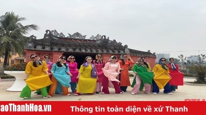 អ្នកទេសចរជាច្រើនមកឧទ្យាន Hoi An ដើម្បីថតរូបជាមួយ Ao Dai