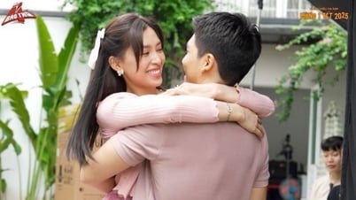 Tieu Vy always takes the initiative to kiss Quoc Anh in Tran Thanh's Tet movie.