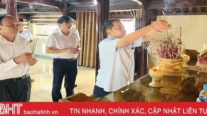 អុជធូបនៅគេហដ្ឋាន Tu My ក្នុងឱកាសរំលឹកខួបលើកទី 93 នៃទិវាបង្កើត Nghe Tinh សូវៀត