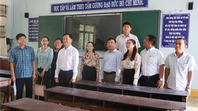 La délégation d'enquête du Comité permanent du Conseil populaire provincial a travaillé avec le lycée Nguyen Hue et le Comité populaire du district de Ninh Phuoc.